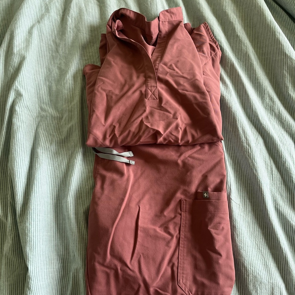 Figs Dusty Rose Scrub Set